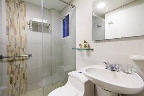 Buồng tắm vòi sen, đồ dùng nhà tắm miễn phí, máy sấy tóc, khăn tắm 