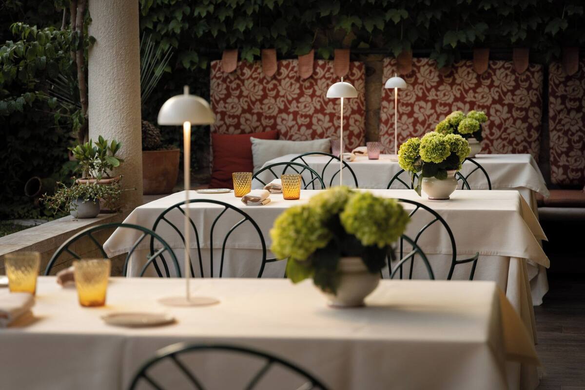 2 restaurants, breakfast, lunch, dinner served; italian cuisine