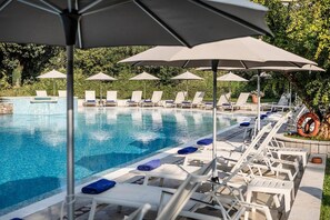 Piscina interna, piscina externa sazonal, guarda-sóis, espreguiçadeiras