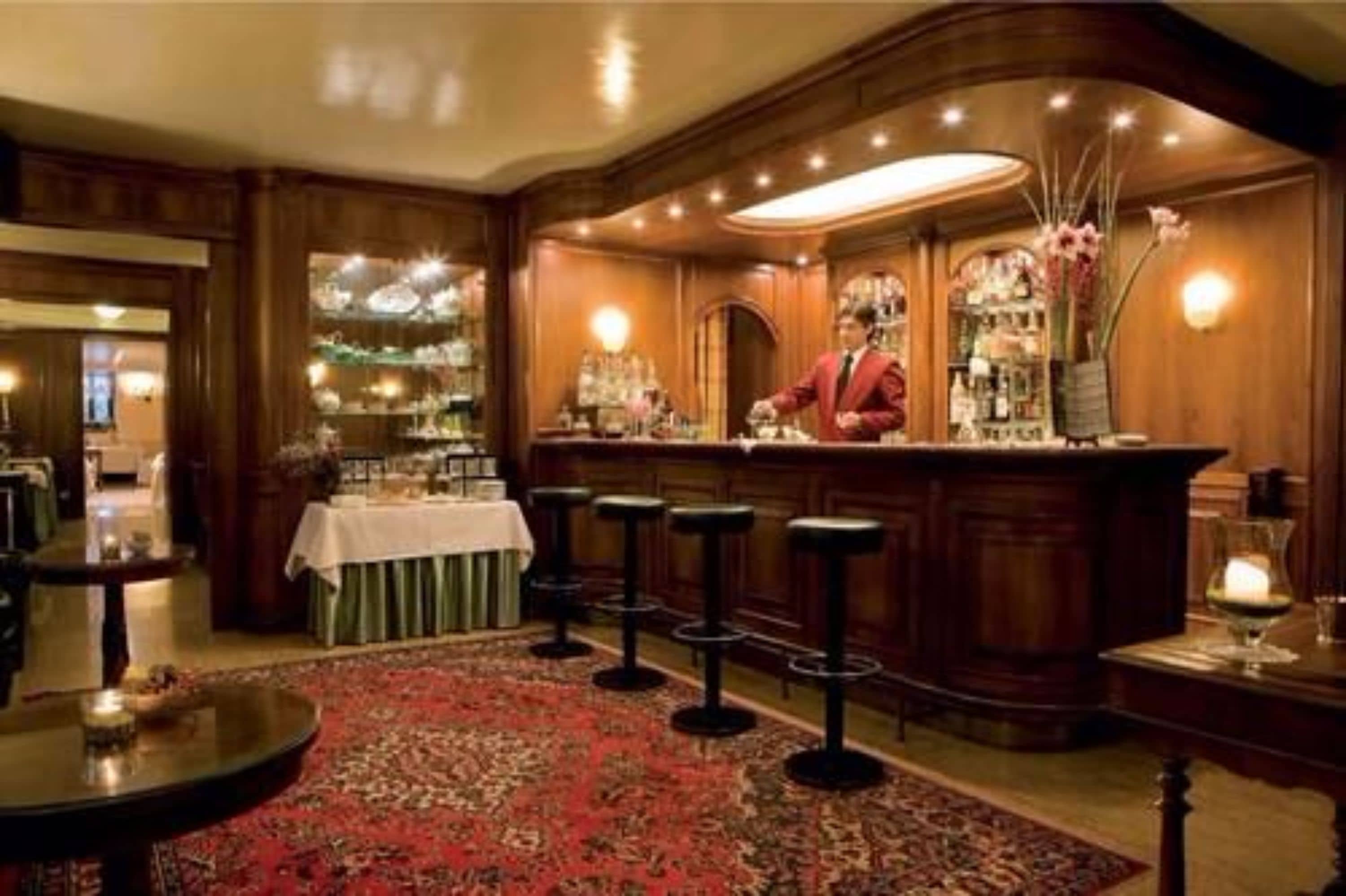 2 bars/lounges, cocktail bar