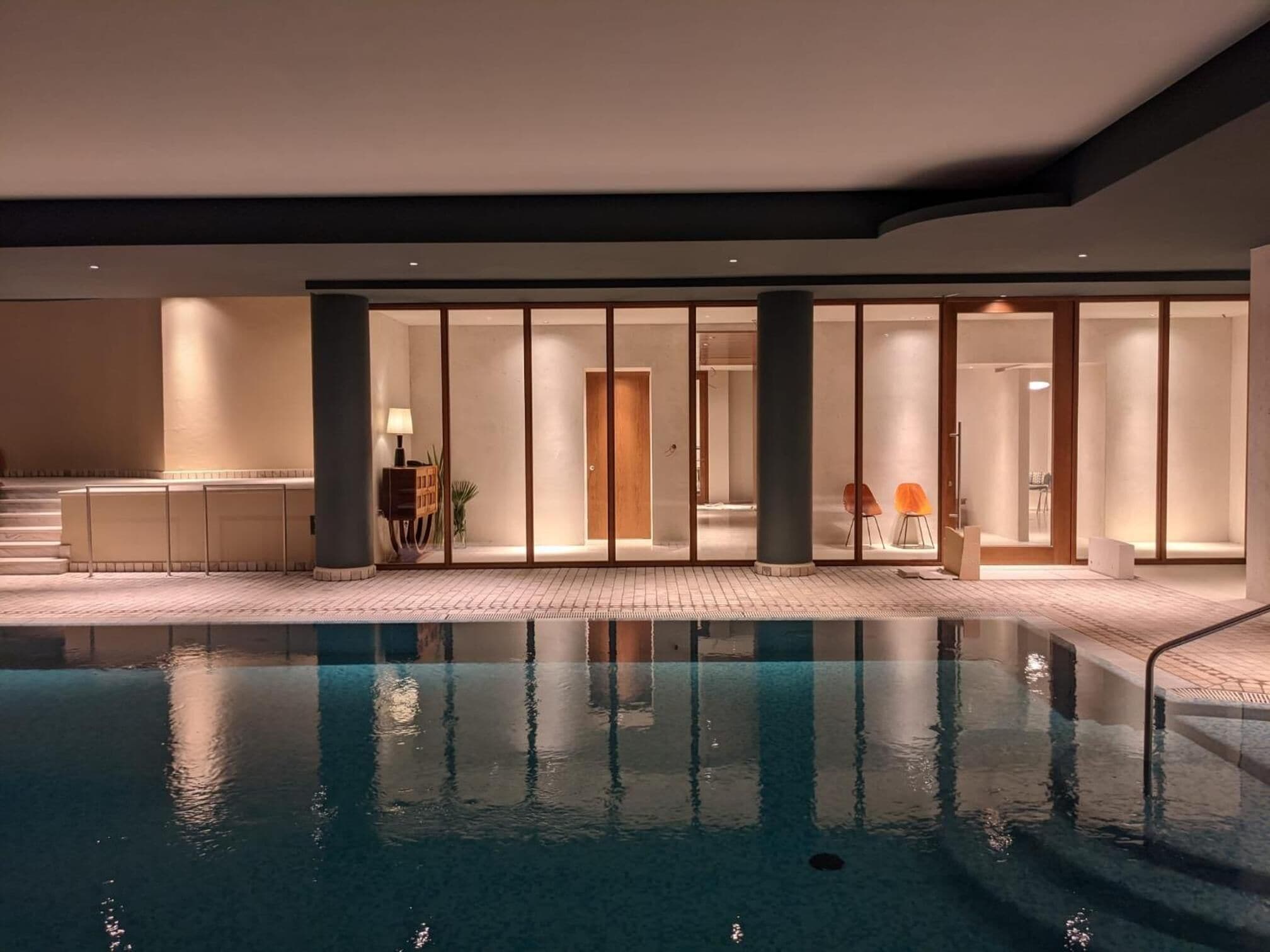 Piscina coperta, piscina stagionale all&#x27;aperto, ombrelloni da piscina