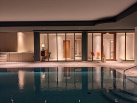 Piscina interna, piscina externa sazonal, guarda-sóis, espreguiçadeiras