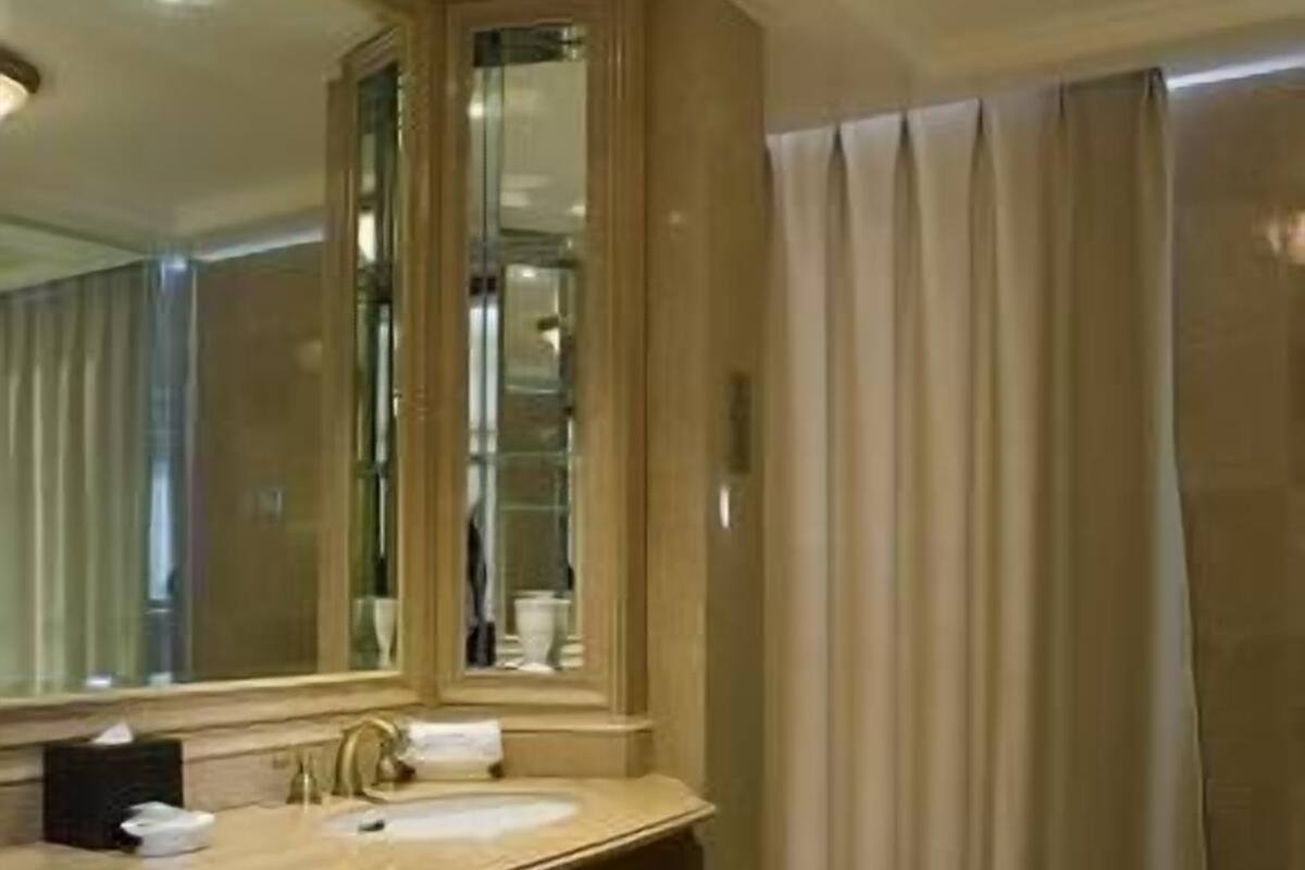 Separate bathtub and shower, designer toiletries, hair dryer, bathrobes