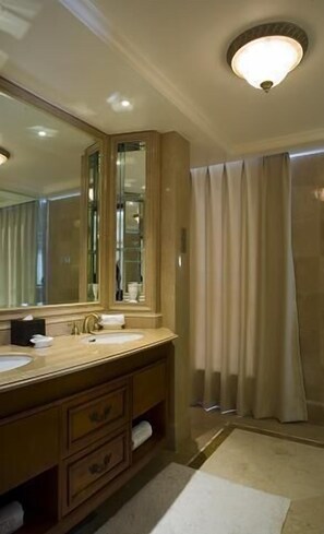 Baignoire et douche séparées, articles de toilette de luxe