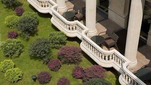 Vista aérea de un jardín con varias columnas y una fila de asientos al aire libre.
