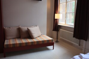 خزنة داخل الغرفة ومكتب وأسرّة أطفال/رضّع وأسرّة قابلة للطي