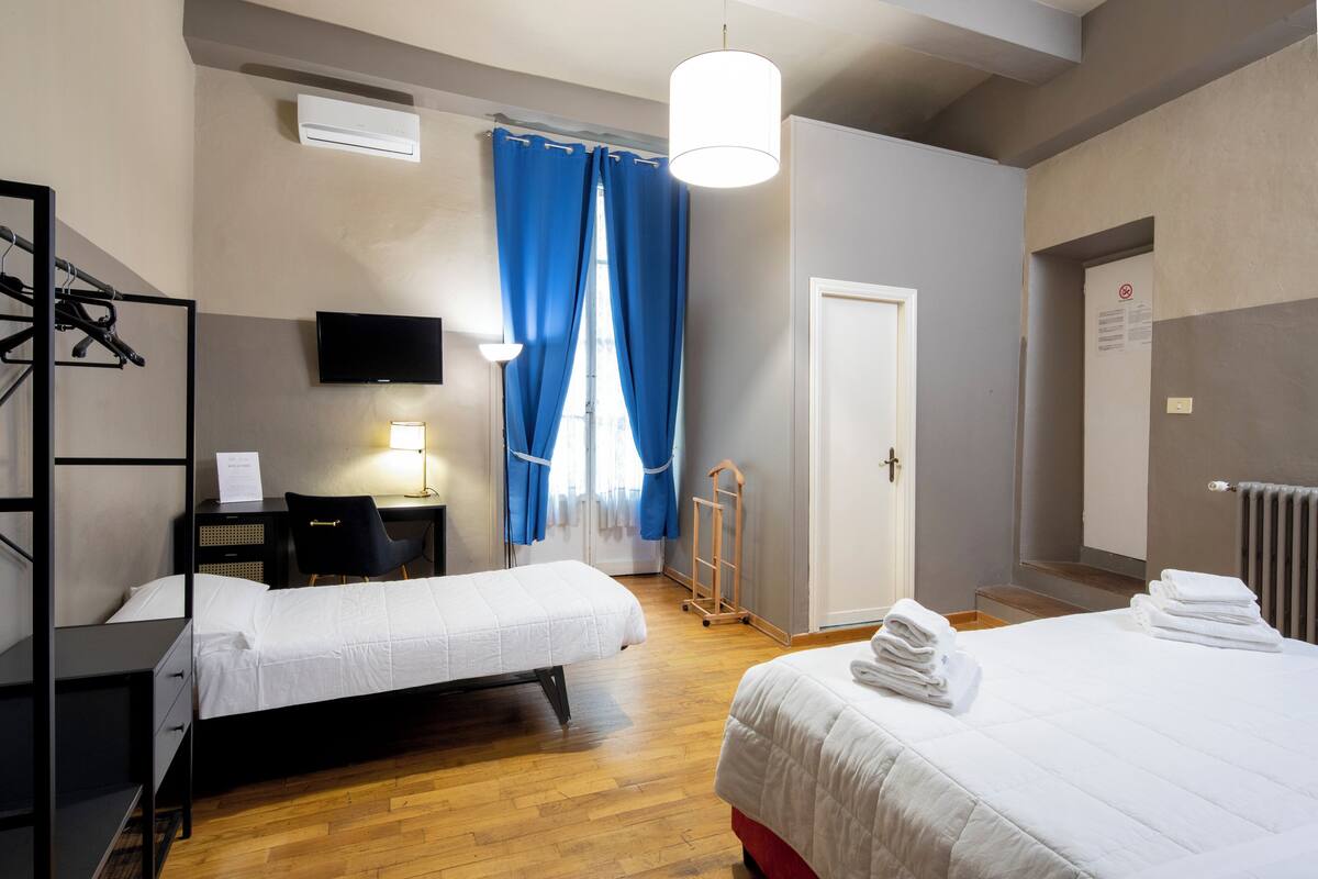 Standaard driepersoonskamer, en-suite badkamer | Verduisterende gordijnen, een strijkplank/strijkijzer