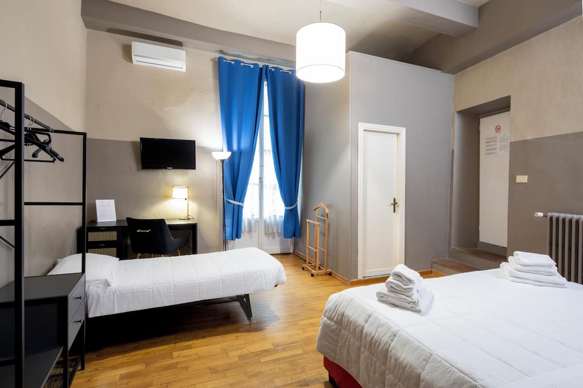 Standard-Dreibettzimmer, mit Bad | Individuell dekoriert, individuell eingerichtet, Verdunkelungsvorhänge