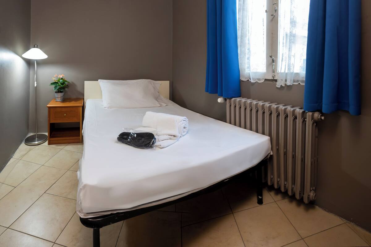 Eenvoudige eenpersoonskamer, 1 eenpersoonsbed, gemeenschappelijke badkamer | Verduisterende gordijnen, een strijkplank/strijkijzer