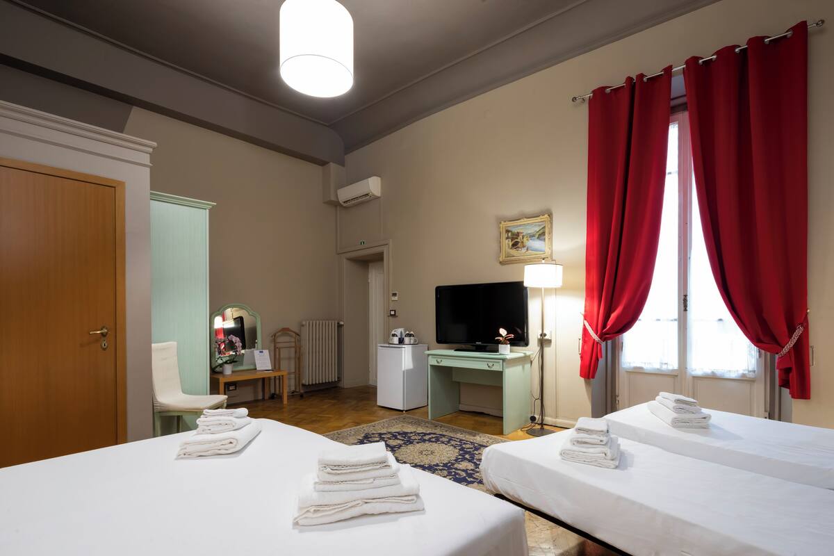 Standaard vierpersoonskamer, en-suite badkamer | Verduisterende gordijnen, een strijkplank/strijkijzer
