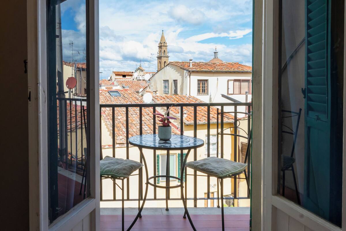 Superior tweepersoonskamer, balkon, uitzicht op de stad | Verduisterende gordijnen, een strijkplank/strijkijzer