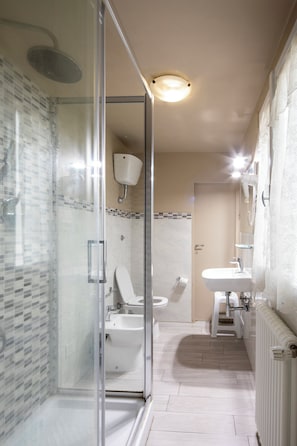 Standard-Dreibettzimmer, mit Bad | Badezimmer