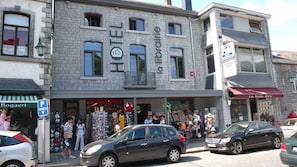 Un hotel con un letrero que dice "HOTEL de la Bia".