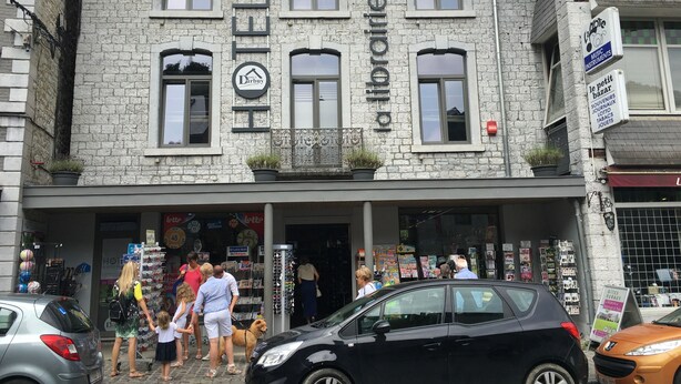 Un bâtiment doté d’une façade en pierre, de nombreuses fenêtres et d’une enseigne indiquant qu’il s’agit d’un hôtel.