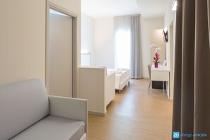 Minibar, Zimmersafe, Schreibtisch, Verdunkelungsvorhänge