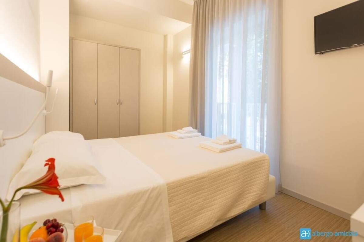 Frigobar, cofres nos quartos, escrivaninha, cortinas blackout