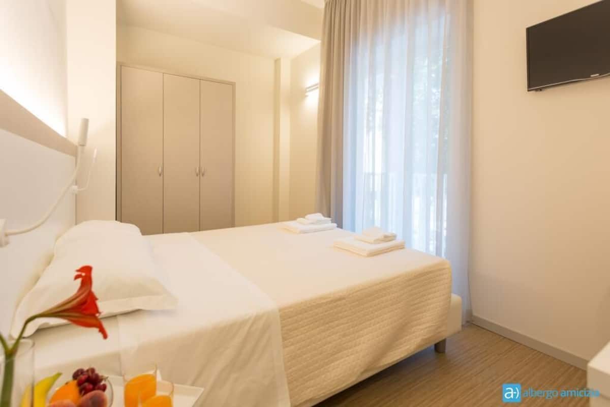 Frigobar, cofres nos quartos, escrivaninha, cortinas blackout
