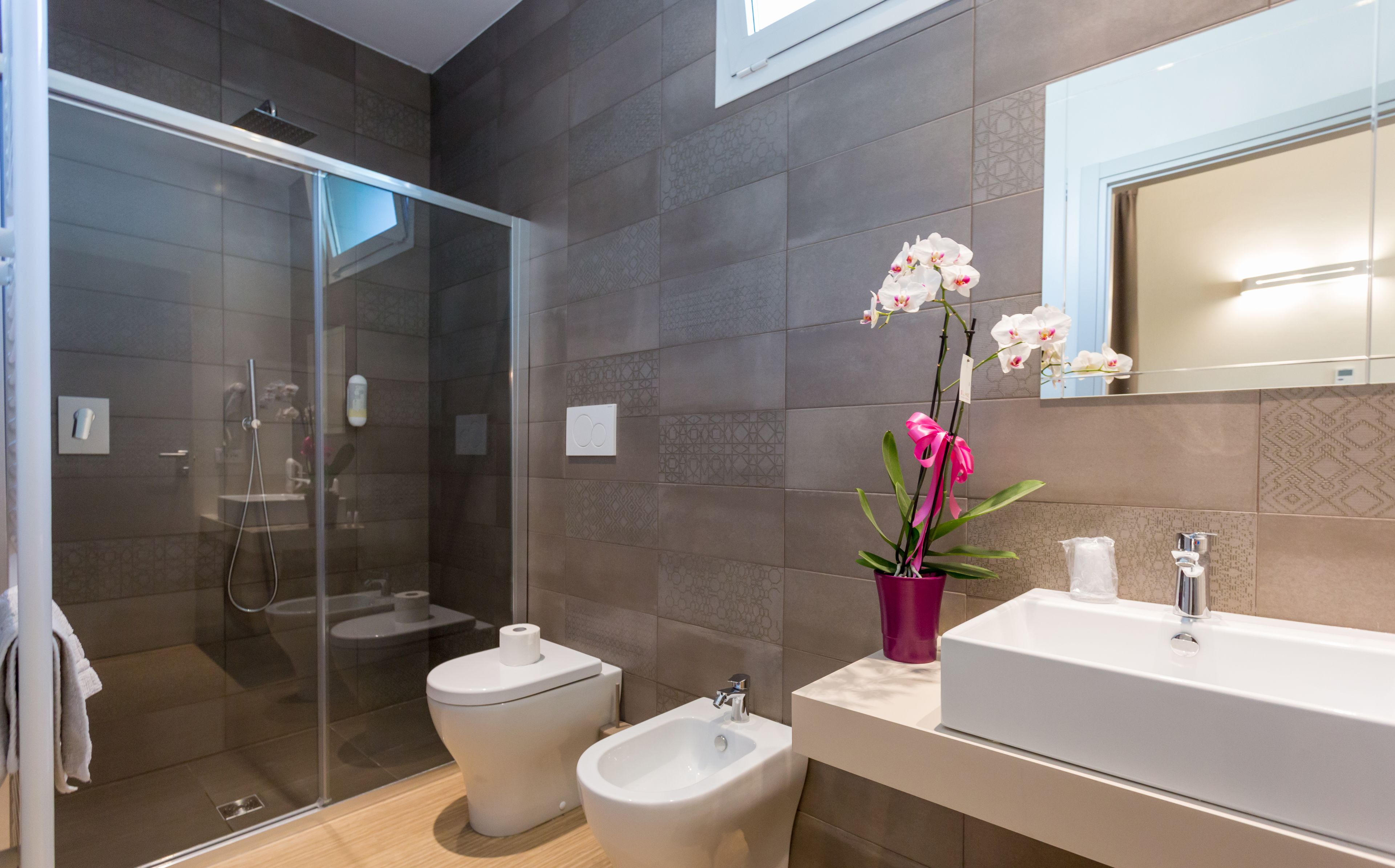 shower, rainfall showerhead, free toiletries, hair dryer