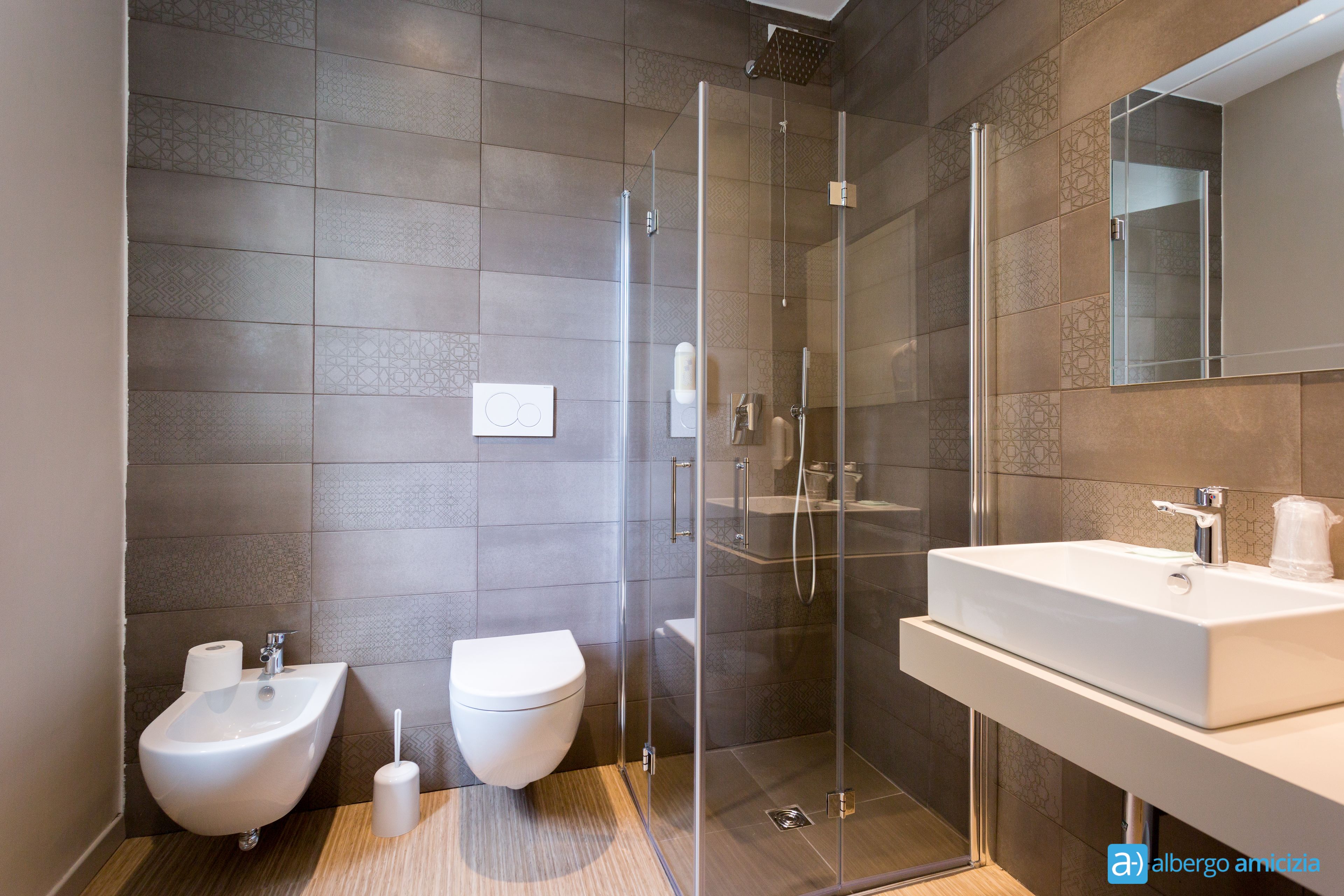 triple room | bathroom | shower, rainfall showerhead, free toiletries, hair dryer