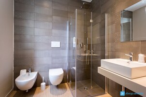 Triple Room | Bathroom | Shower, rainfall showerhead, free toiletries, hair dryer