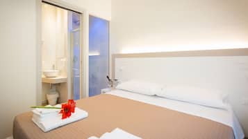Romantisches Doppelzimmer, Terrasse | Badezimmer | Dusche, Regendusche, kostenlose Toilettenartikel, Haartrockner