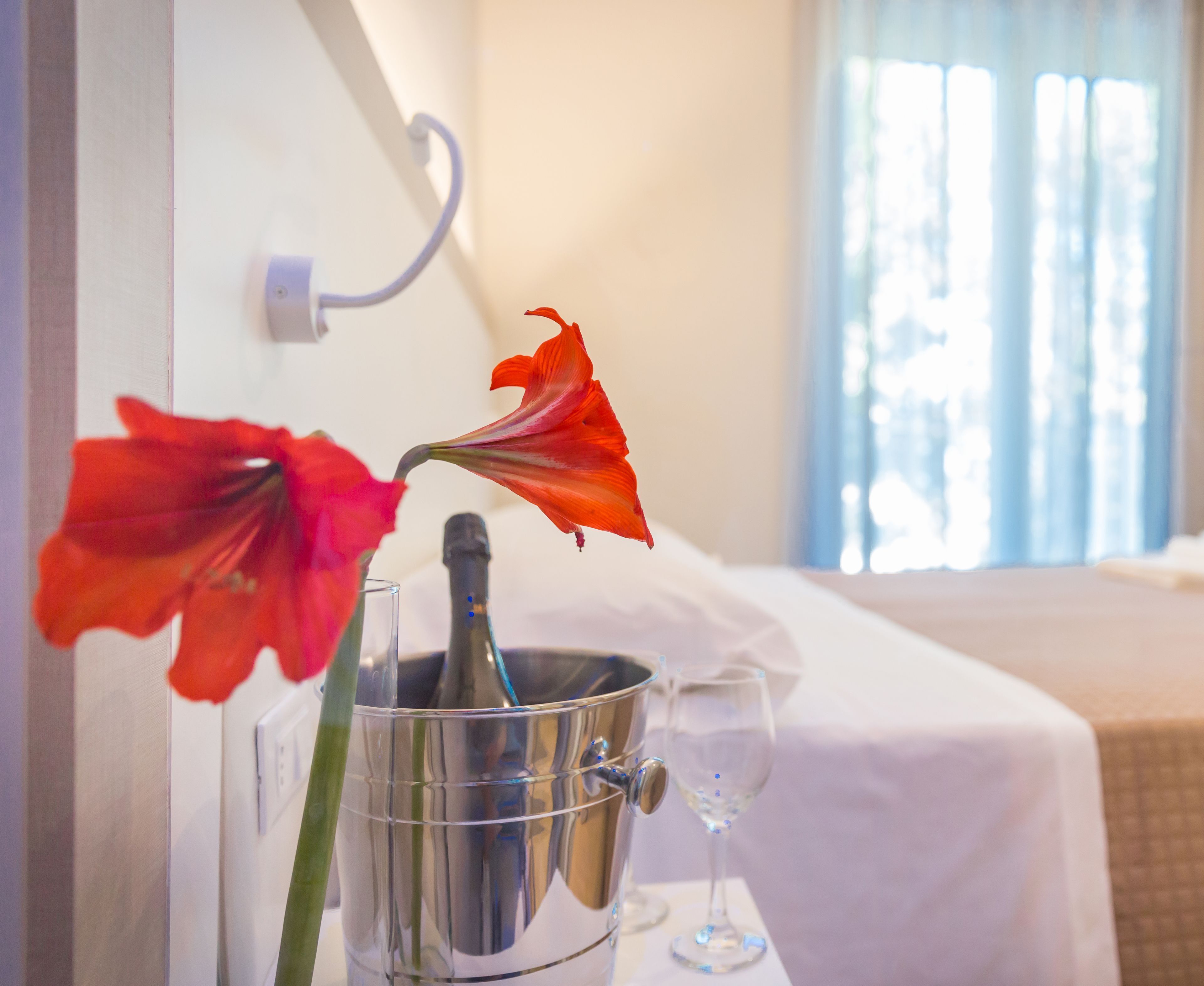 Bar mini, peti besi dalam bilik, meja, langsir/tirai gelap terus 