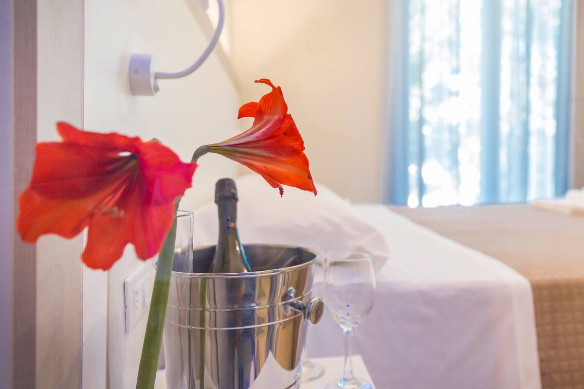 Bar mini, peti besi dalam bilik, meja, langsir/tirai gelap terus