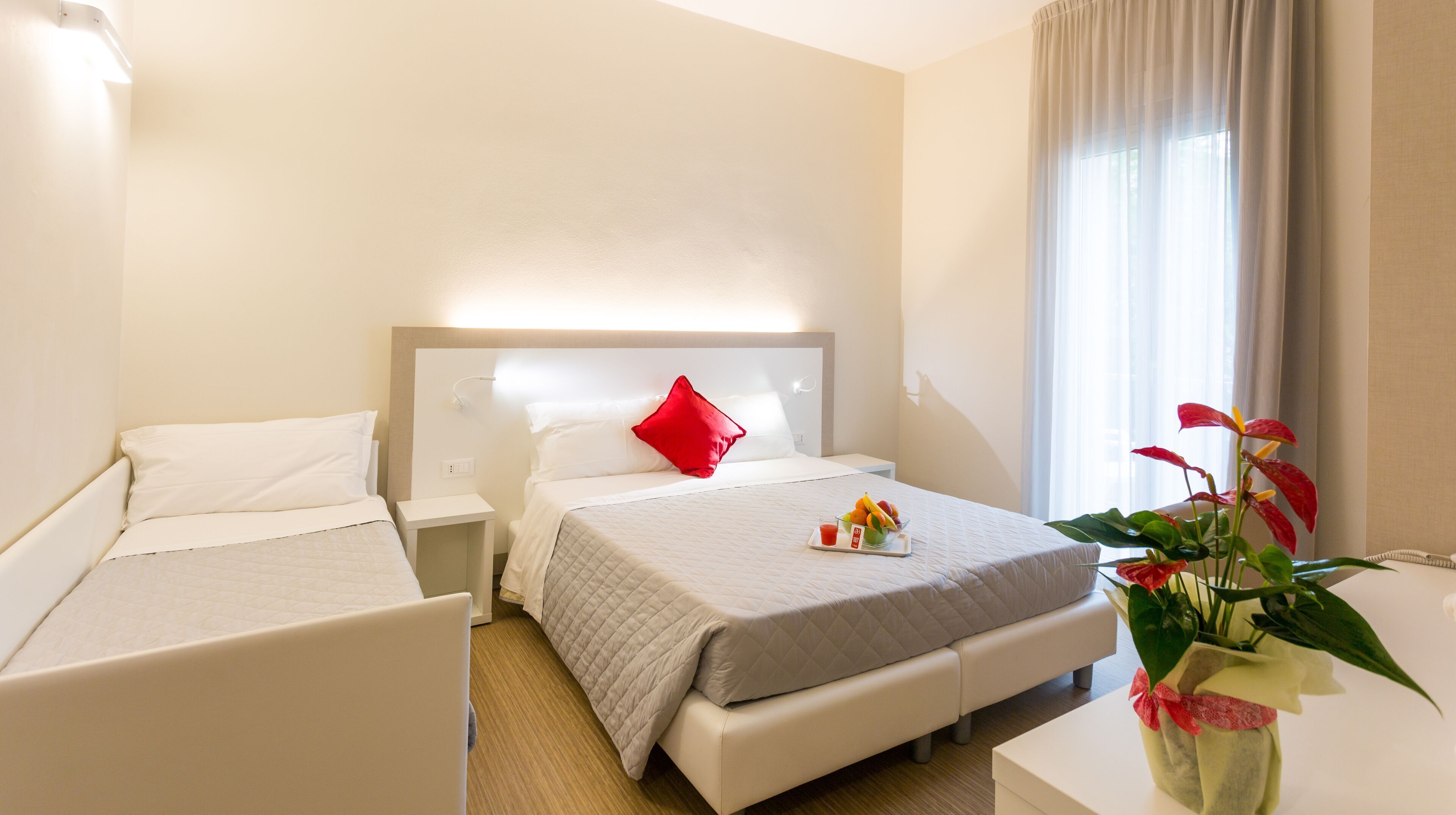 Bar mini, peti besi dalam bilik, meja, langsir/tirai gelap terus 