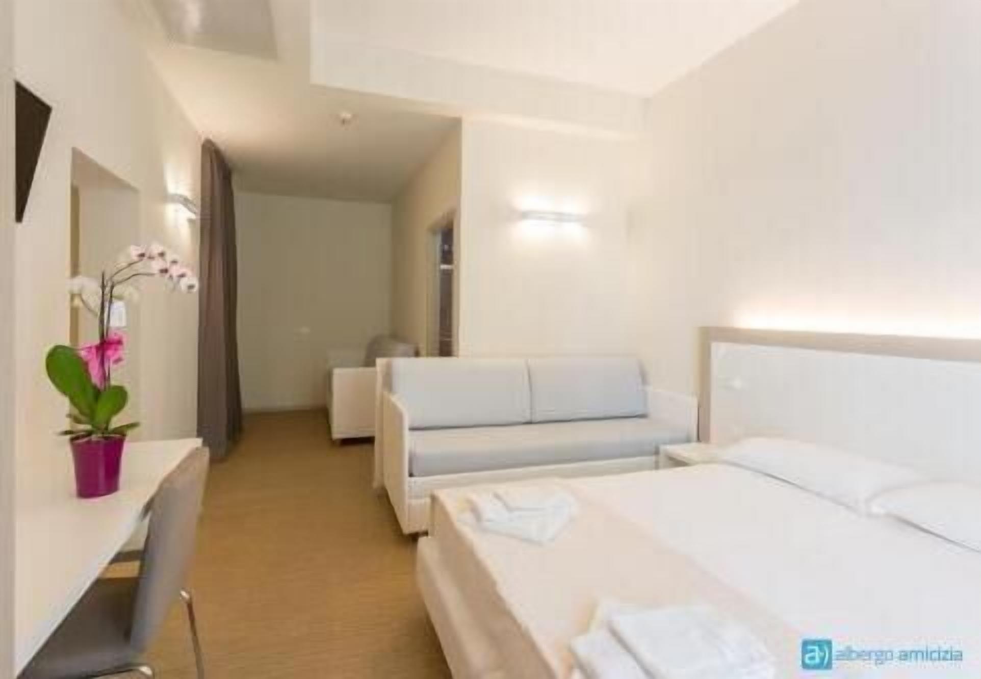 Bar mini, peti besi dalam bilik, meja, langsir/tirai gelap terus 