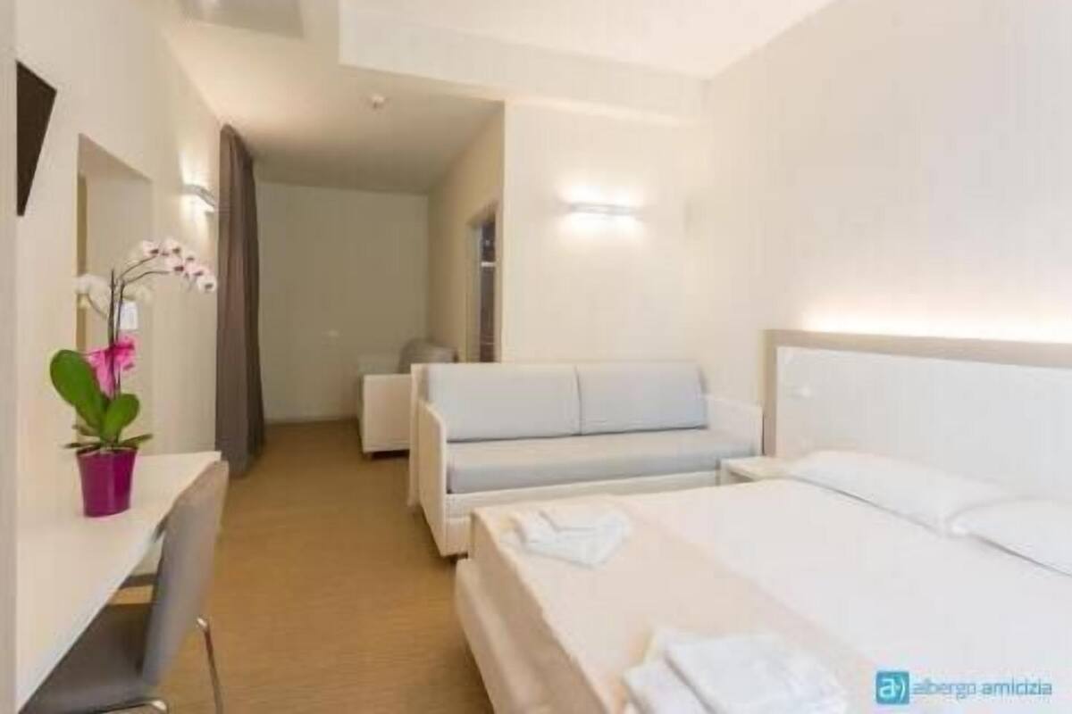 Bar mini, peti besi dalam bilik, meja, langsir/tirai gelap terus