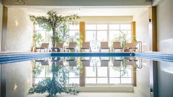 屋内プール、季節限定屋外プール、営業時間 7:30 ~ 19:30、サンラウンジャー