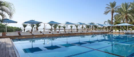 Piscine couverte, piscine extérieure, parasols de plage, chaises longues