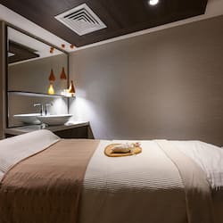 Salas de tratamiento para parejas, sauna y tina de hidromasaje