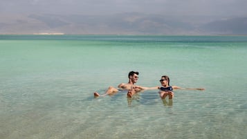 Beach nearby, free beach shuttle, sun-loungers, beach umbrellas