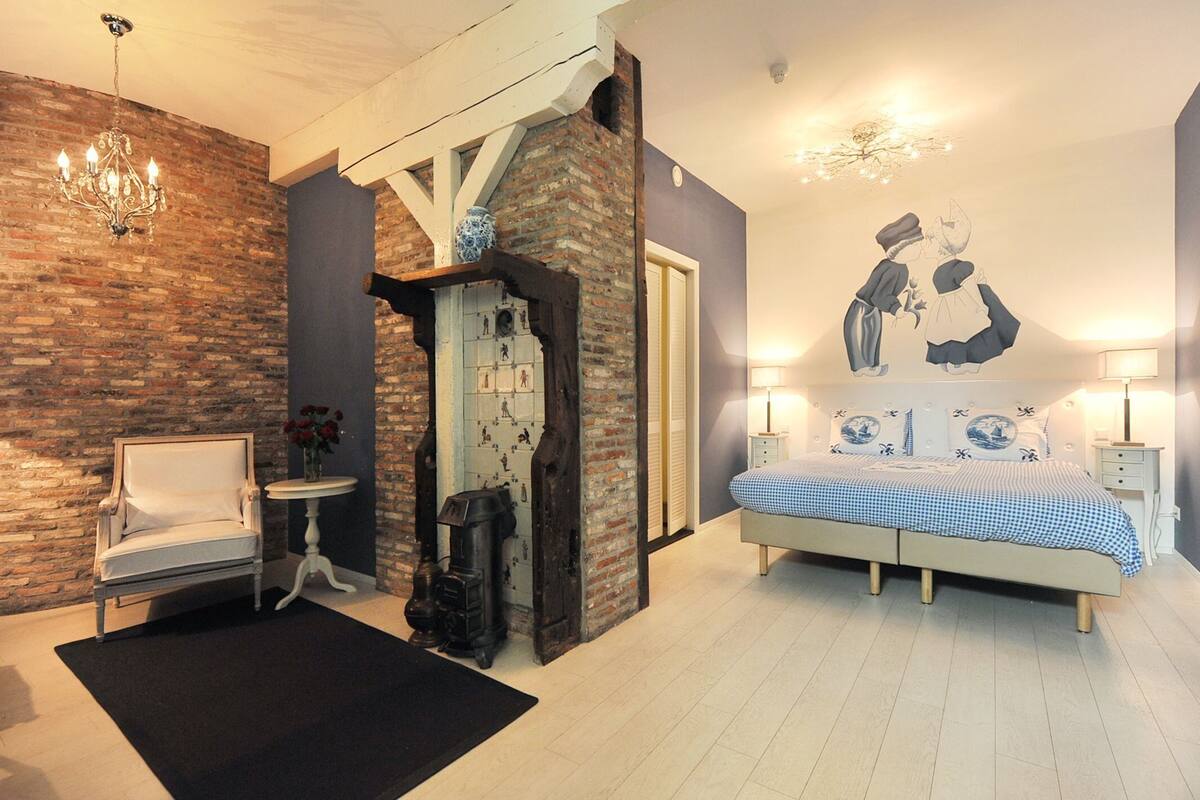 delfts blauwe suite | 1 bedroom, in-room safe, desk, blackout curtains