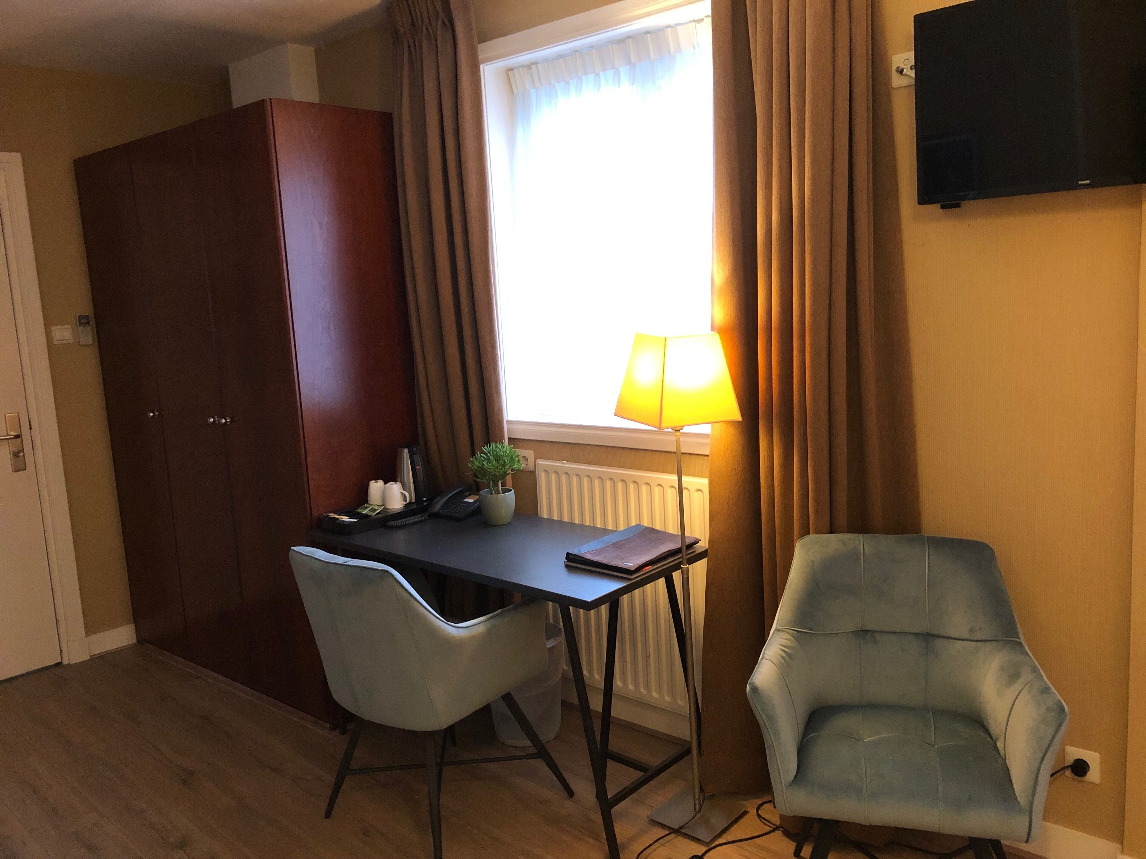 deluxe room | living area | flat-screen tv, netflix, streaming services