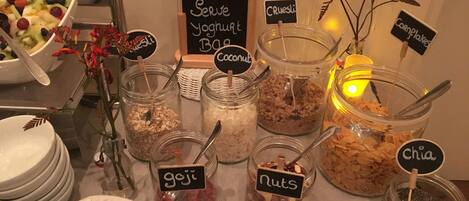 Una mesa de buffet con diversos alimentos y etiquetas como 'Coconut', 'Chia', 'Nuts' y 'Gojis'.