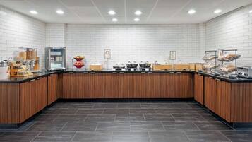 Een moderne keuken met een houten aanrecht, een koelkast en diverse etenswaren.