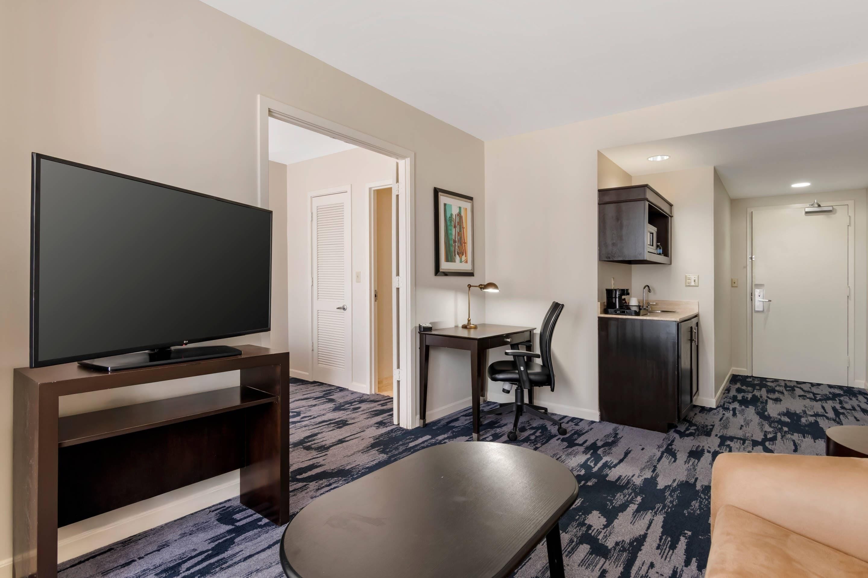 スイート キングベッド 1 台ソファーベッド付き 禁煙 ジェットバス | 高級寝具、ピロートップベッド、デスク、遮光カーテン