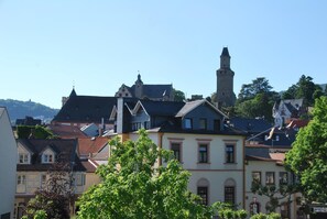 Een stad met historische gebouwen, waaronder een opvallende toren en een kerk.