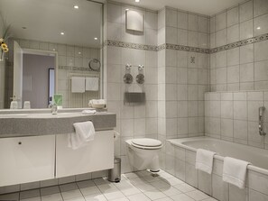 Habitación doble | Baño | Artículos de higiene personal gratuitos, secador de pelo y toallas