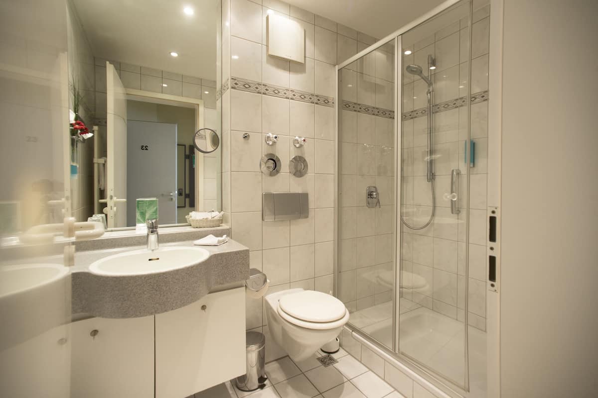 single room | bathroom | free toiletries, hair dryer, towels