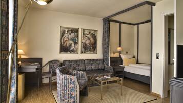 Single Room | Minibar, in-room safe, desk, soundproofing