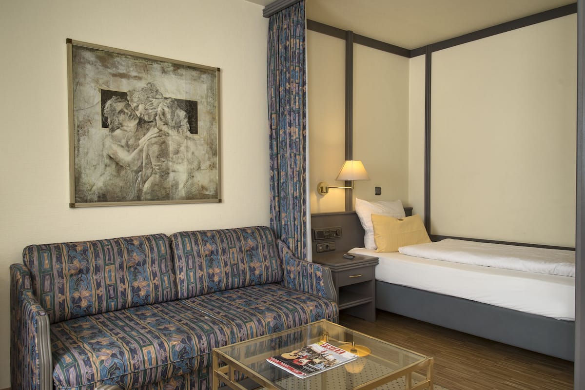 single room | minibar, in-room safe, desk, soundproofing