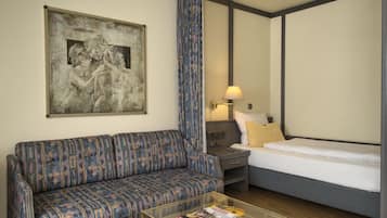 Single Room | Minibar, in-room safe, desk, soundproofing