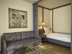 單人房 | 迷你吧、客房內保險箱、書桌、隔音