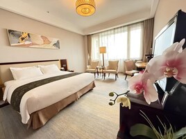 Business King Room | Living area | LCD TV, DVD player