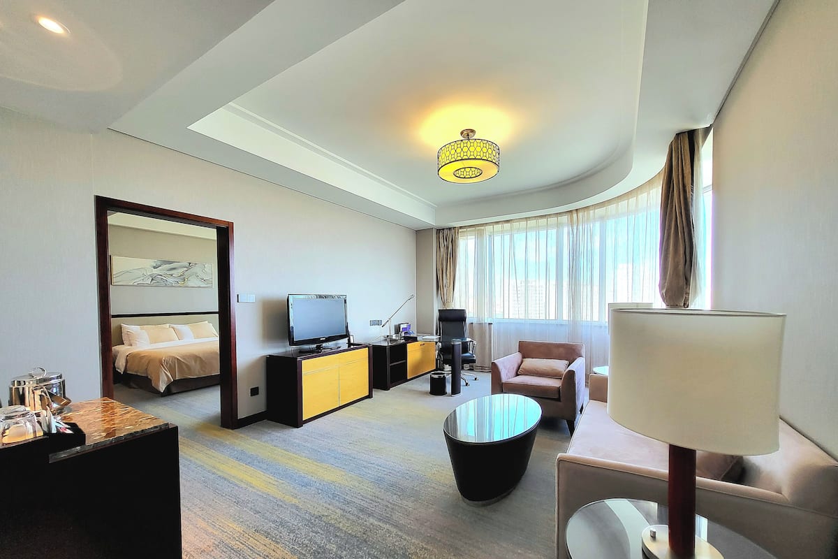 Deluxe Suite, 1 King Bed | Premium bedding, down comforters, pillowtop beds, minibar