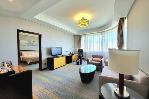 Deluxe Suite, 1 King Bed | Premium bedding, down comforters, pillowtop beds, minibar