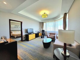 Deluxe Suite, 1 King Bed | Premium bedding, down comforters, pillowtop beds, minibar